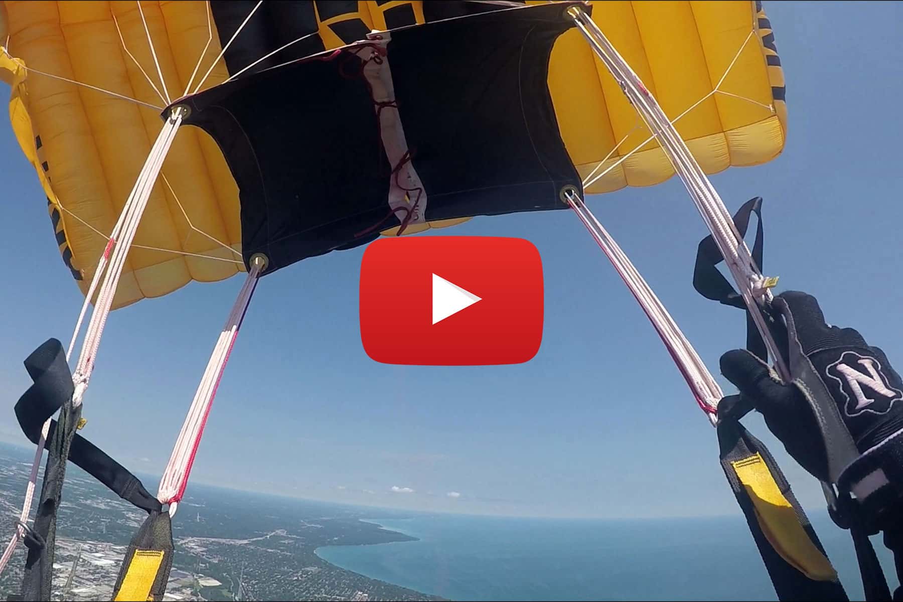 Video U.S. Army Golden Knights parachute into Milwaukee Airshow