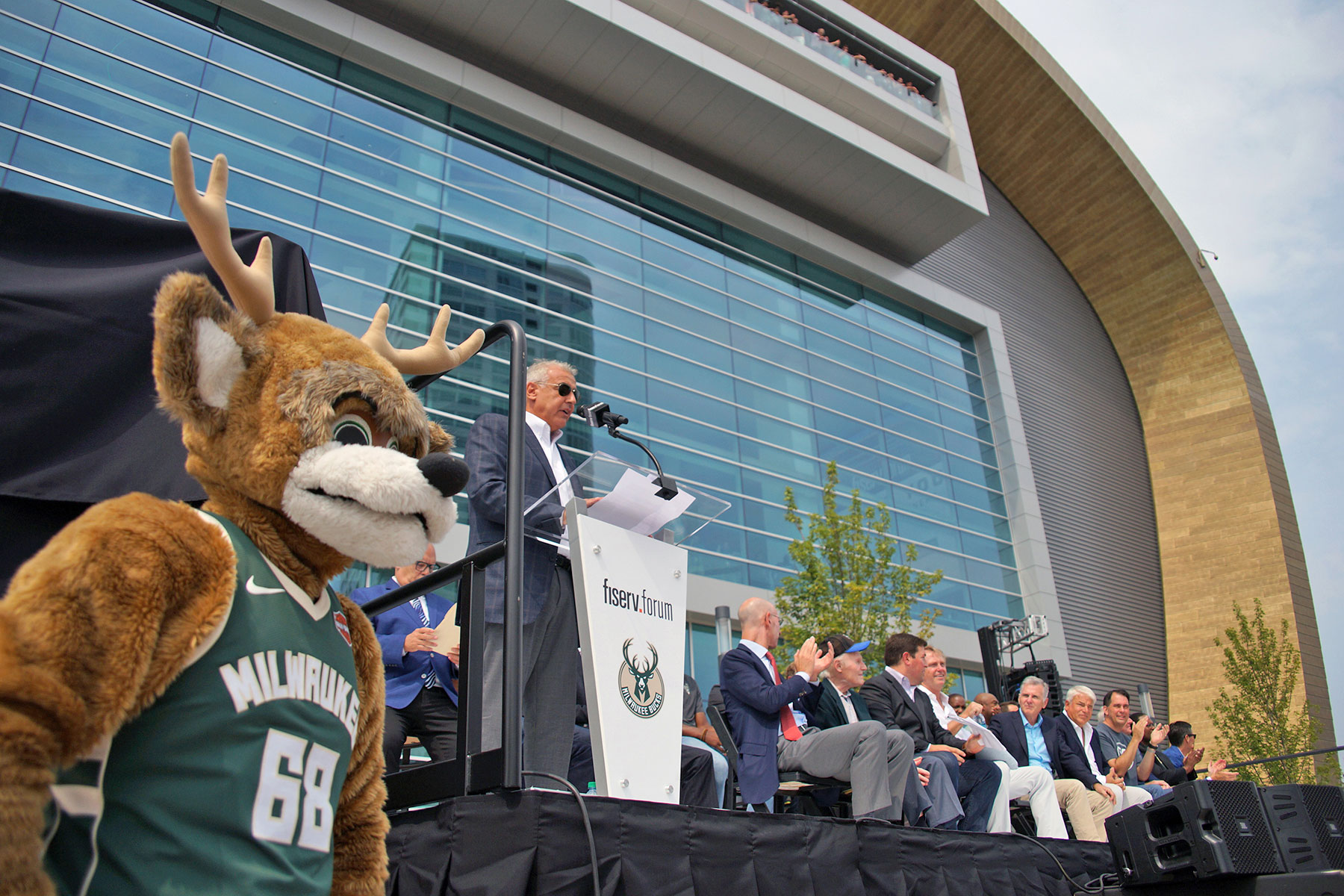 Milwaukee Bucks to honor ex-owner Sen. Herb Kohl during grand opening