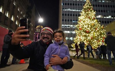 City of Milwaukee welcomes holiday season with 107th Christmas Tree lighting