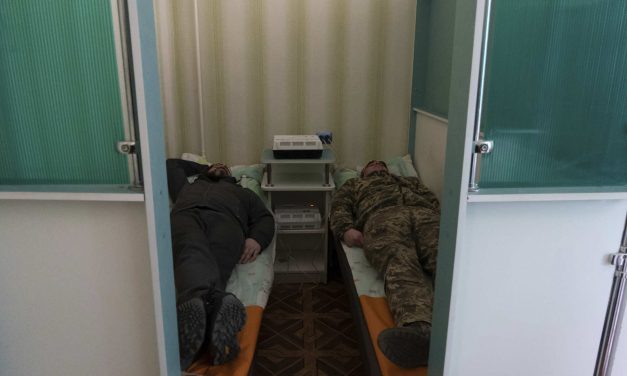 Ukrainian soldiers recover at rehabilitation center in Kharkiv before returning to front lines