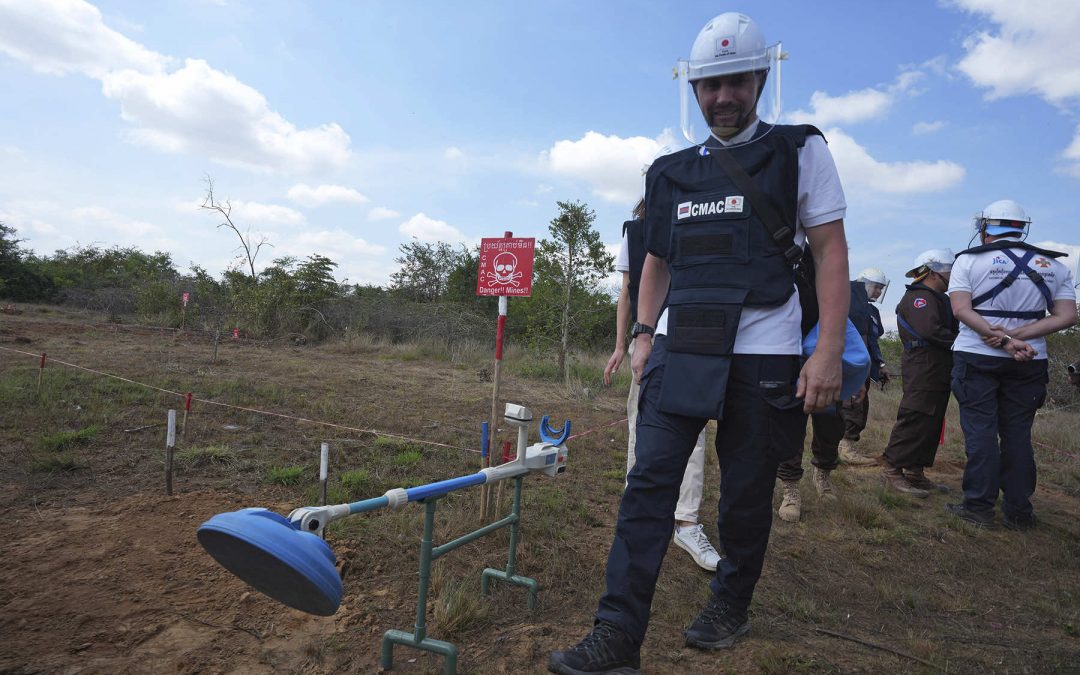 Cambodian mine clearing experts train Ukrainian soldiers how to safely remove Russian mines at home