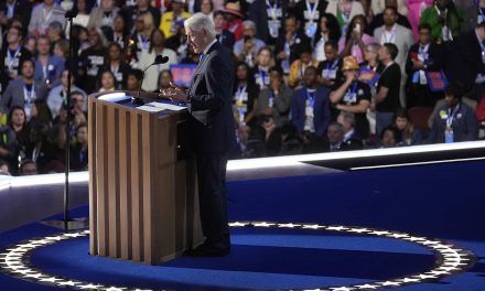 Former President Bill Clinton returns to DNC for 12th time to salute the “real leadership” of  Harris-Walz